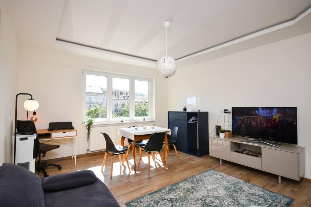 Ferienwohnung Renovated Stylish Flat At The Castle&Metro Budapest Exterior foto